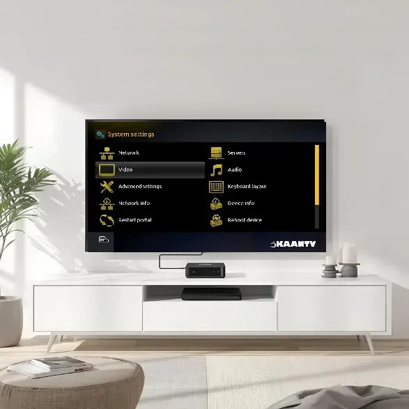 Familje që shikon KaanTV me pajisjen MAG 540w3.